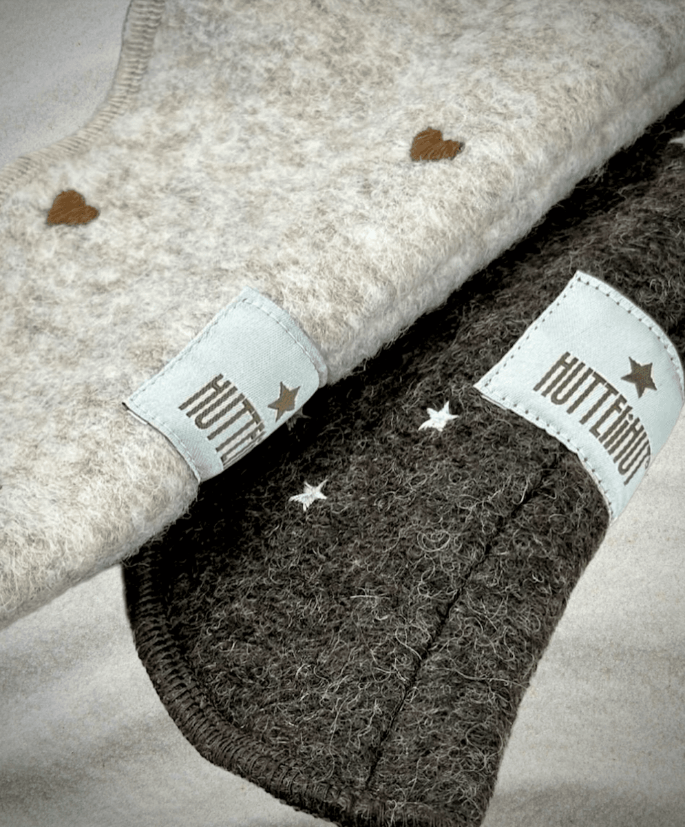 Huttelihut elefantlue broderte hjerter sand melange